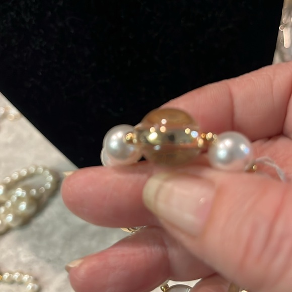 NWT this Clayborne bracelet, gold and white pearls - Picture 5 of 6